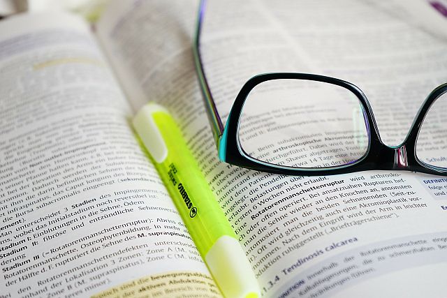 Buch mit Brille